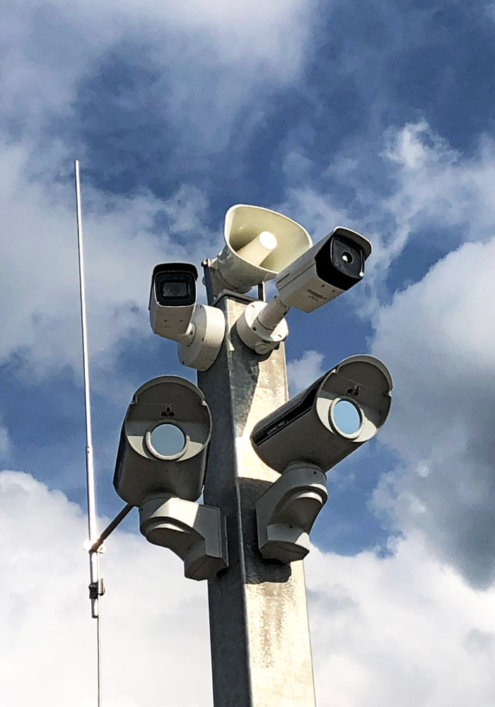 Nachrüstung Sicherheitstechnik auf Solarpark: Anbringung von Kameras PIR und einer Täteransprache am Mast