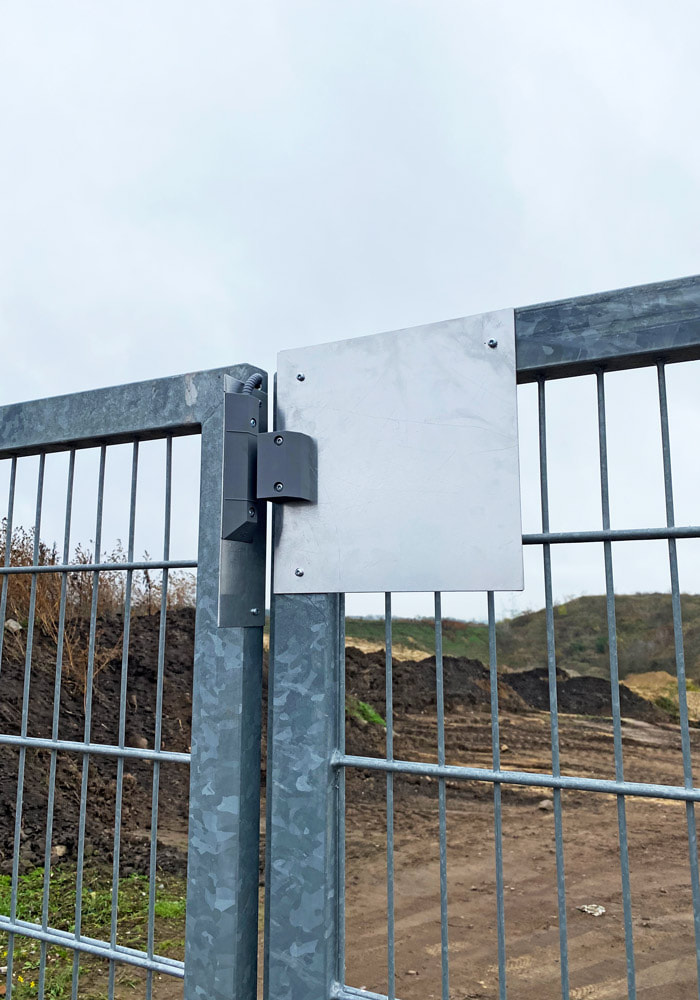 Retrofitting of safety technology on the solar park: Magnetic contacts are attached to the gate