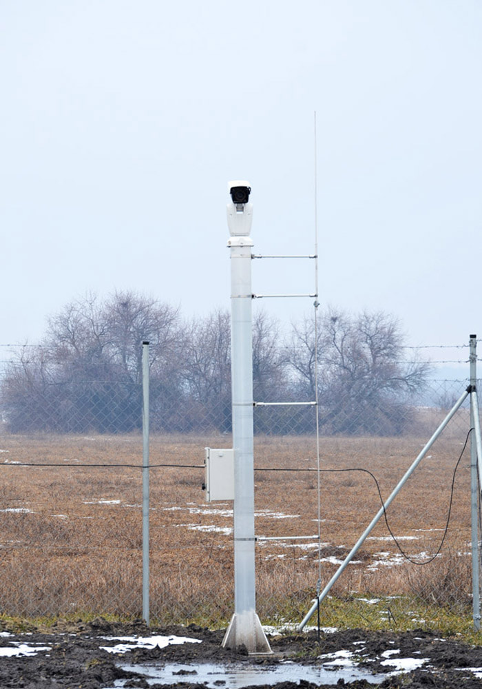 Nachrüstung Sicherheitstechnik auf Solarpark: Die SW Kamera und der Blitzableiter sind am Mast befestigt
