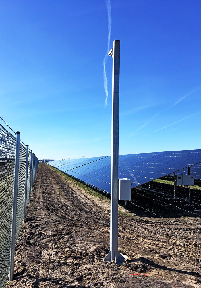 Neubau Sicherheitstechnik auf Solarpark: Installation einer TH am Mast (Bild: Solarpark Niederlande)