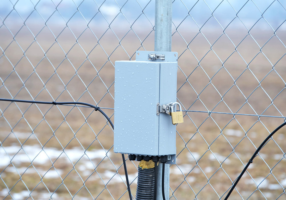 Retrofitting safety technology on solar park: The Flexzone processor module is closed with a safety lock.