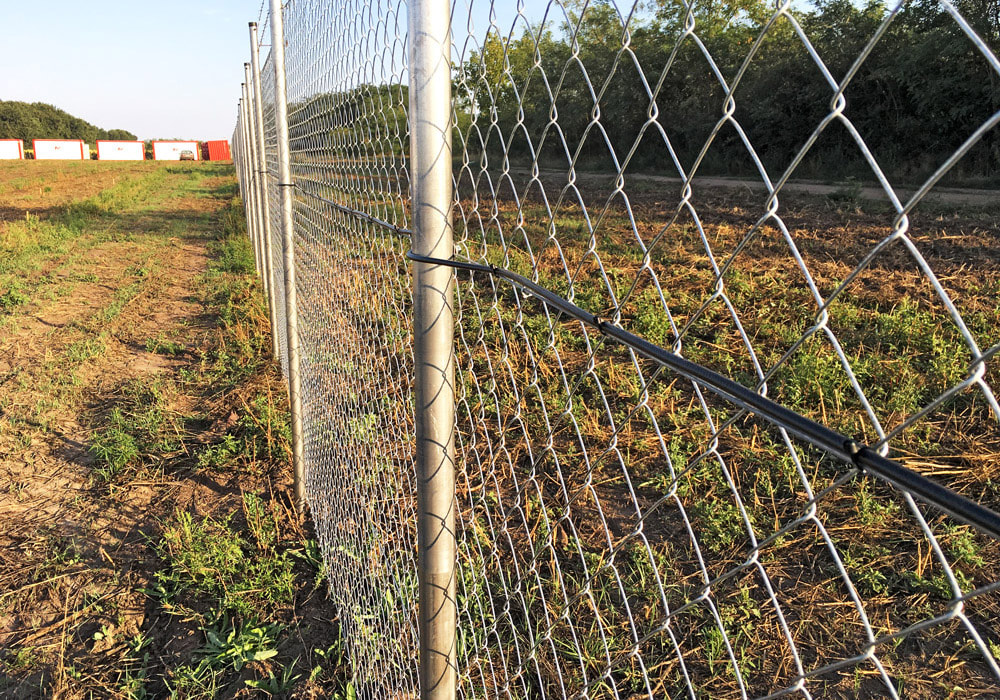 Retrofitting safety technology on solar park: The Flexzone sensor cable is attached to the fence.