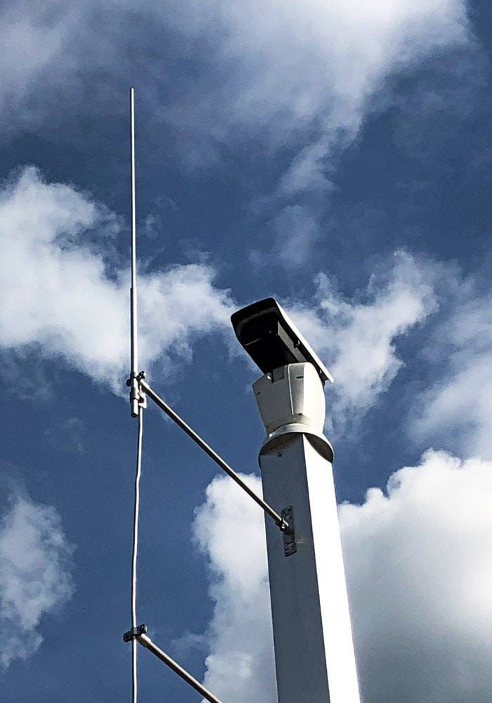 Neubau Sicherheitstechnik auf Solarpark: Anbringung einer Schwenk-Neigekamera mit Blitzableiters am Mast
