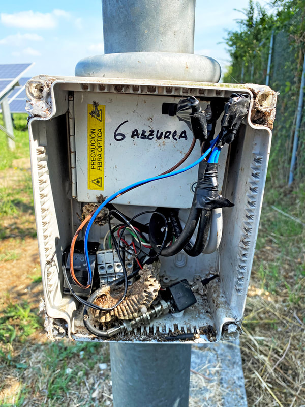 Conversion of safety technology to a solar park: the outdated switch box on the mast is replaced.