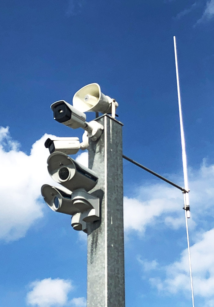 Nachrüstung Sicherheitstechnik auf Solarpark: Die Kameras und Täteransprache sind am Mast installiert