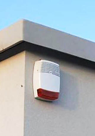 New construction of safety technology on a solar park: Installation of a flashing siren on the building